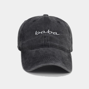 Nahaufnahme der gewaschenen dunkelgrauen Baseballkappe mit weißem Baba-Stickerei-Detail