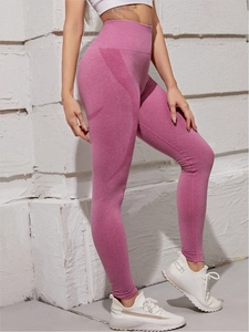 Détail du pantalon de yoga sans couture à taille haute en maille jacquard magenta
