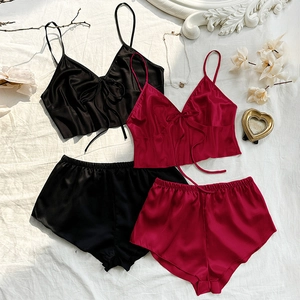 Ensemble de pyjama deux pièces en satin de soie avec caraco et short pour femme noir et bordeaux