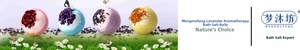 Vue rapprochée de boules de bain aux huiles essentielles et fleurs sur fond de gazon