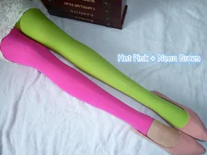 Détail de collants en velours ultra-élastique vert néon et rose vif avec chaussures pointues
