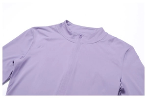Détail de la veste anti-UV lavande avec col montant et fermeture éclair à séchage rapide