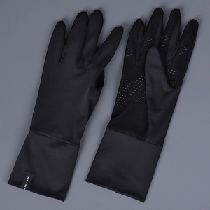 Détail de gants de protection solaire longs avec maille respirante et étiquette Ice Cold