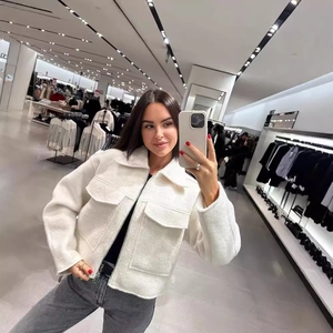 Veste courte en tweed bouclé blanc pour femme avec fermeture éclair et poches plaquées