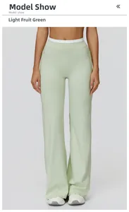 Détail du pantalon de yoga taille haute avec bordure contrastée blanche en tissu vert clair