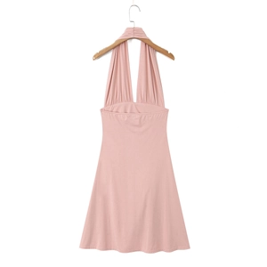 Mini robe licou rose sans manches avec dos nu présentée sur cintre en bois