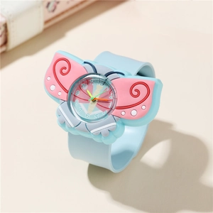 Montre papillon mignonne pour enfants avec bracelet en silicone bleu et cadran clair