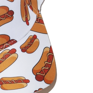 Nahaufnahme einer Baseballkappe mit bunten Hot-Dog-Mustern und feiner Köperstruktur