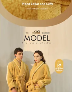 Dettaglio dell'accappatoio in peluche giallo con bordo a onde e coppia che indossa i capi