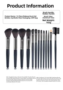 Détail d'un kit de 13 pinceaux de maquillage avec poils violets et manches noirs élégants