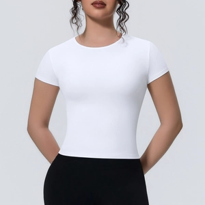 Détail de la texture du t-shirt de yoga blanc ajusté en maille respirante haute densité