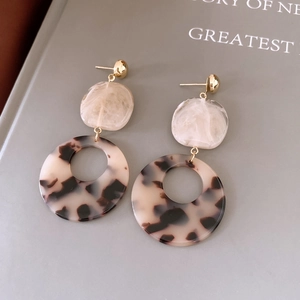 Détails de boucles d'oreilles en résine aux motifs de marbre et d'écaille de tortue