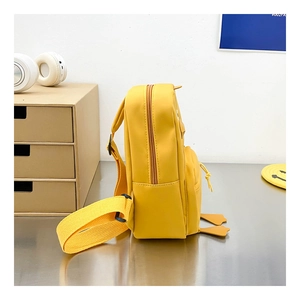Dettaglio della borsa a tracolla gialla per bambini con ciondolo a zampa d'anatra e lato