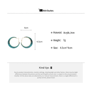 Detail showing acrylic C-shaped earrings with marble texture and dimensions 4.5cm by 4.0cm