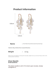 Détail de boucles d'oreilles longues à glands avec perles et fleurs de cristal avec taille
