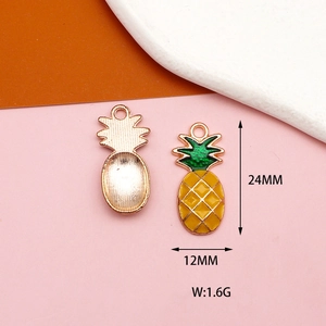 Détail du pendentif ananas montrant l'émail avant et le dos en métal, taille 24x12mm