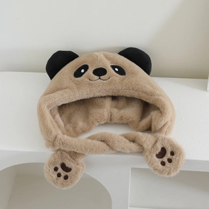 Détail du bonnet panda en peluche avec protège-oreilles et motifs de pattes brunes