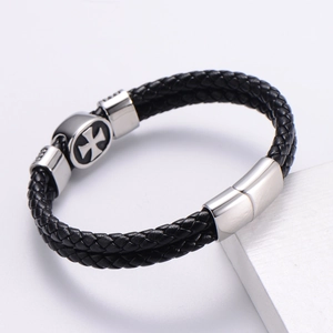 Bracciale da uomo a doppio strato in pelle nera con ciondolo a croce e chiusura magnetica