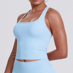 Détail de la brassière de sport bleu clair et de son legging de yoga assorti