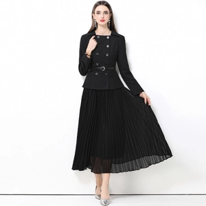 Robe midi plissée noire élégante à double boutonnage avec taille cintrée et ceinture