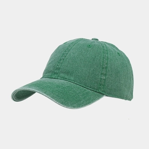 Détail d'une casquette de baseball en coton délavé vert vintage avec œillets et coutures