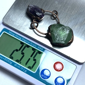 Detalle del colgante de amatista y fluorita en báscula mostrando un peso de 25,75 gramos