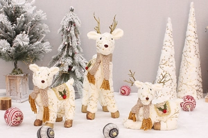 Set renna di peluche natalizia, vista dettagliata delle figurine di cervo in tessuto con sciarpe.