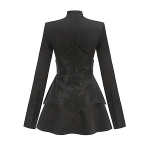 Detailansicht der Pailletten-Taillenverzierungen an einem schwarzen Stehkragenkleid