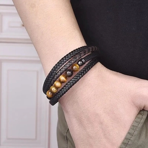 Bracelet multi-rangs en cuir pour homme avec perles oeil de tigre porté au poignet
