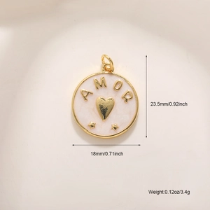 Dimensions détaillées du pendentif AMOR doré : hauteur 23,5 mm et largeur 18 mm
