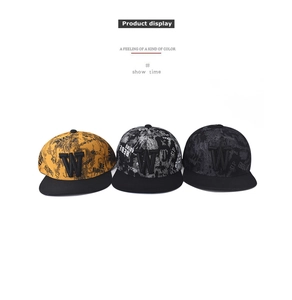 Gros plan sur la broderie 3D 'W' des casquettes snapback aux motifs de graffitis