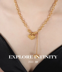 Gros plan du collier avec pendentif double cœur et chaîne en O porté par un mannequin