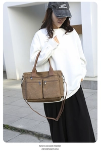 Outdoor-Streetstyle-Foto einer vintage braunen Canvas-Umhängetasche mit vielen Taschen