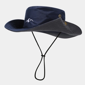 Détail du chapeau de soleil bleu marine avec broderie de montagne et œillets d'aération