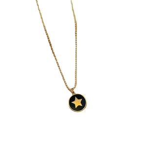 Collier en acier titane avec pendentif étoile dorée sur fond noir pour femmes