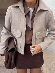 Giacca corta in tweed color avena con zip e gonna marrone in un elegante outfit autunnale