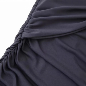 Robe dos nu élégante gris anthracite avec détails de fronces latérales en maille