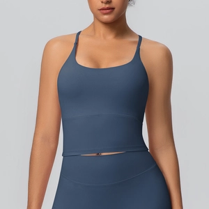 Détail du soutien-gorge de sport bleu foncé et leggings de yoga en tissu élastique