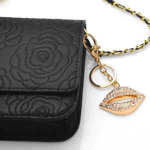 Mini sac noir à fleurs gaufrées avec chaîne dorée et pendentif lèvres scintillantes