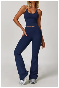 Détail du pantalon de yoga évasé bleu marine à taille haute et haut dos nageur mat