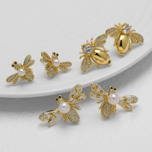 Pendientes De Botón Abeja Cobre Chapado En Oro 18K Con Zirconia Perla Artificial Y Perno De Oro 14K Joyas De Animales Para Mujeres