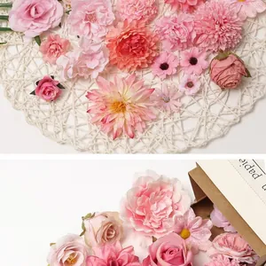 Detalle de cabezas de flores artificiales de seda rosa para decoración de bodas y manualidades