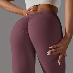 Détail du legging de yoga effet push-up en violet foncé avec tissu extensible