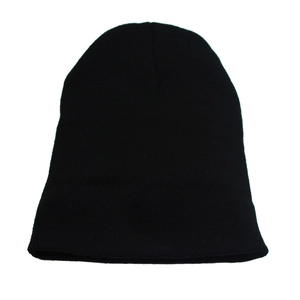 Bonnet en maille côtelée noire avec broderie croix pour chaleur et style hivernal