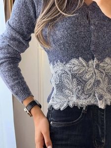 V-Ausschnitt Strickjacke mit elegantem weißen Saum aus Spitze und Knöpfen für Damen
