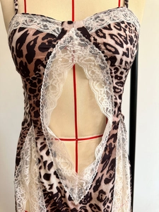 Dettaglio dell'abito leopardato con pizzo bianco e design traforato a V di alta qualità
