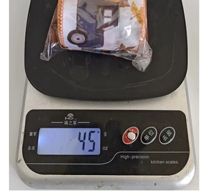 Vue macro d'un ruban d'automne avec citrouilles pesé à 45g sur une balance électronique