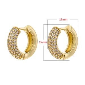 Dettaglio orecchini a cerchio placcati oro 18K con pavé di zirconi e misure da 16mm