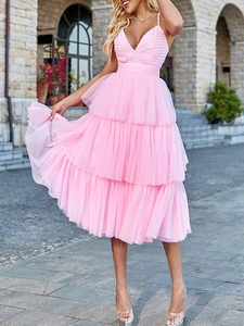 Robe longue en tulle rose à volants superposés avec fines bretelles en extérieur