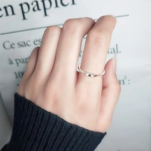 Elegant rose gold s925 silver ring featuring a small black enamel heart on finger